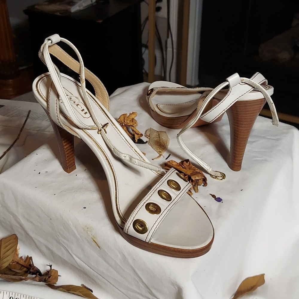 Coach  ladies white heeled sandL - Picture 4 of 11